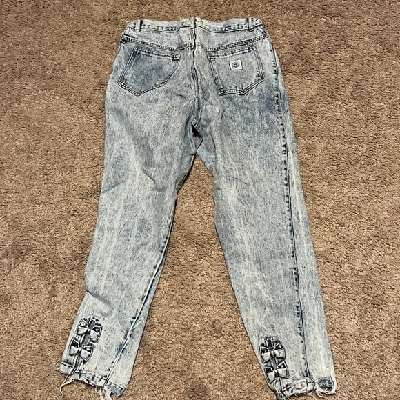 Acid Wash Vintage Jeans w/bows - Picture 4 of 5
